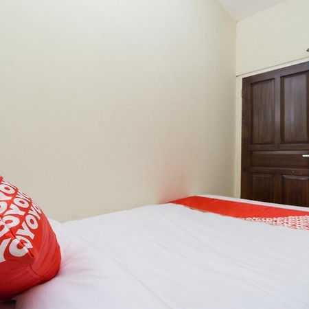 Oyo 1542 Yessy Mansion Hotel Ngabean Exterior photo