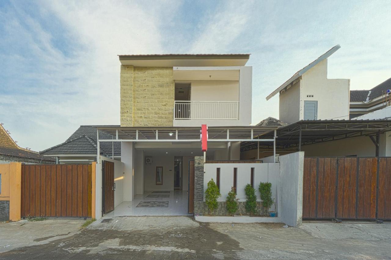 Oyo 1542 Yessy Mansion Hotel Ngabean Exterior photo