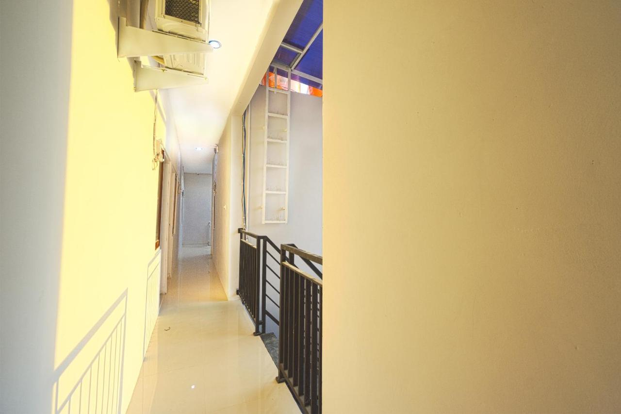 Oyo 1542 Yessy Mansion Hotel Ngabean Exterior photo